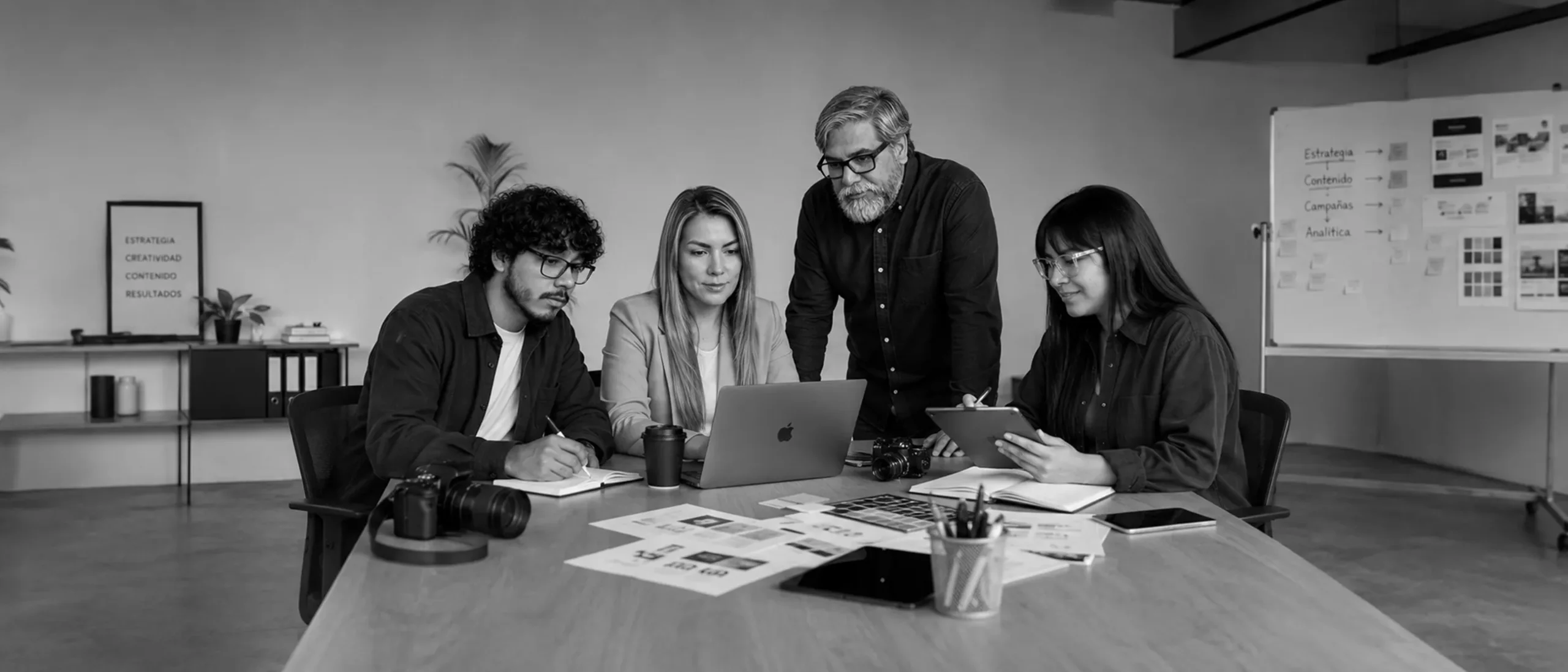 El equipo de ideasinlab trabajando: Natalia, Yuri, Willy y Johanna